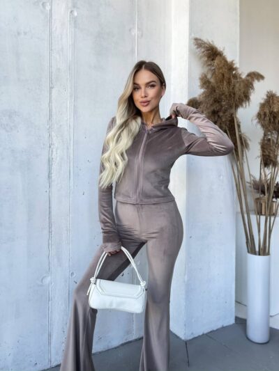 Костюм велюровий жіночий кольору мокко М530