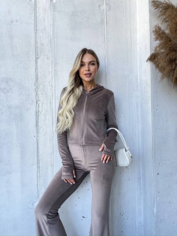 Костюм велюровий жіночий кольору мокко М530