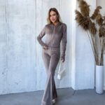 Костюм велюровий жіночий кольору мокко М530