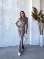 Костюм велюровий жіночий кольору мокко М530