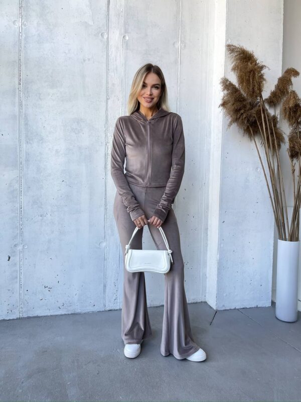 Костюм велюровий жіночий кольору мокко М530