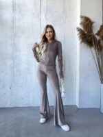 Костюм велюровий жіночий кольору мокко М530