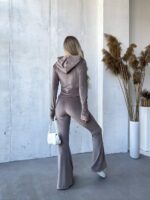 Костюм велюровий жіночий кольору мокко М530