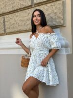 Літня коротка сукня з мусліну білого кольору в жовту квітку М503