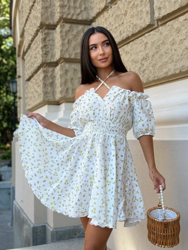 litnya-korotka-suknya-z-muslinu-bilogo-koloru-v-zhovtu-kvitku-m503-5 Літня коротка сукня з мусліну білого кольору в жовту квітку М503