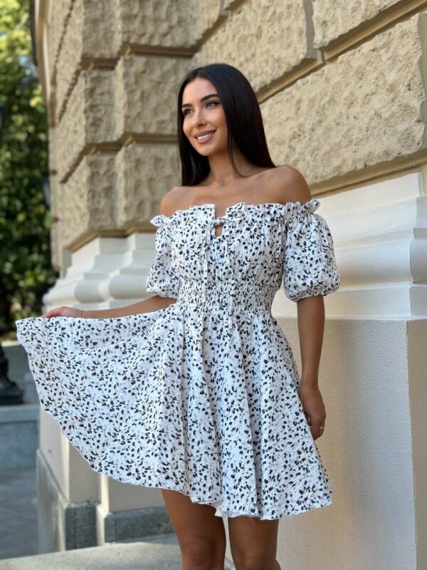 litnya-korotka-suknya-z-muslinu-bilogo-koloru-z-leopardovym-pryntom-m503-3 Літня коротка сукня з мусліну білого кольору з леопардовим принтом М503