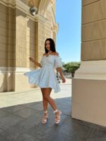 Літня коротка сукня з мусліну блакитного кольору в рожеву квітку М503