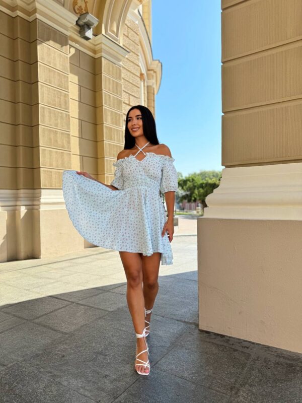 litnya-korotka-suknya-z-muslinu-blakytnogo-koloru-v-rozhevu-kvitku-m503-2 Літня коротка сукня з мусліну блакитного кольору в рожеву квітку М503