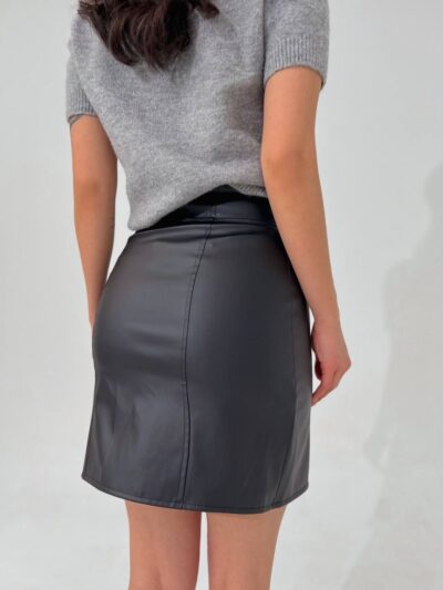 Спідниця з екошкіри чорного кольору М441