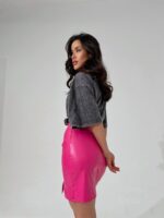 Спідниця з екошкіри малинового кольору М441