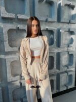 Велюровий жіночий костюм бежевого кольору з кантами