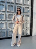 Велюровий жіночий костюм бежевого кольору з кантами