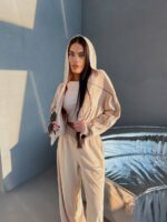 Велюровий жіночий костюм бежевого кольору з кантами