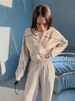 Велюровий жіночий костюм бежевого кольору з кантами