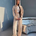 Велюровий жіночий костюм бежевого кольору з кантами