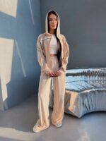 Велюровий жіночий костюм бежевого кольору з кантами