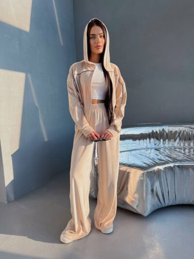 Велюровий жіночий костюм бежевого кольору з кантами