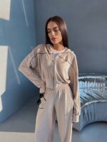 Велюровий жіночий костюм бежевого кольору з кантами