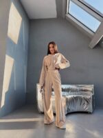 Велюровий жіночий костюм бежевого кольору з кантами