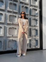 Велюровий жіночий костюм бежевого кольору з кантами