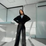 Велюровий жіночий костюм чорного кольору з кантами