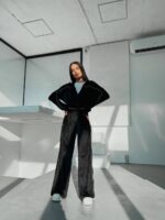 Велюровий жіночий костюм чорного кольору з кантами