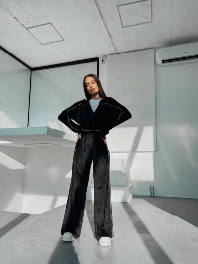 Велюровий жіночий костюм чорного кольору з кантами