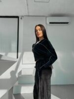 Велюровий жіночий костюм чорного кольору з кантами