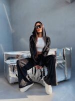 Велюровий жіночий костюм чорного кольору з кантами