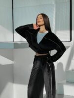 Велюровий жіночий костюм чорного кольору з кантами