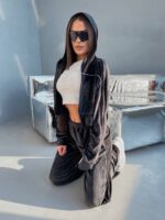 Велюровий жіночий костюм чорного кольору з кантами