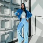 Велюровий жіночий костюм чорного кольору з кантами