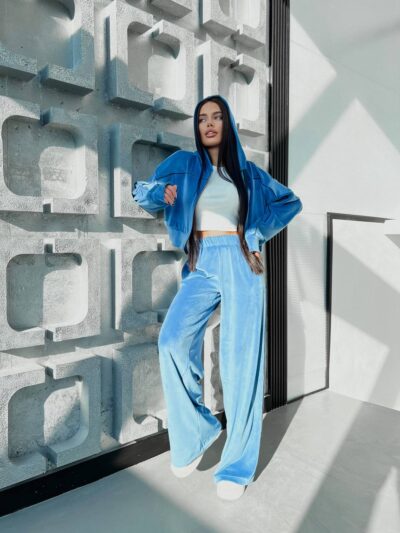 Велюровий жіночий костюм чорного кольору з кантами