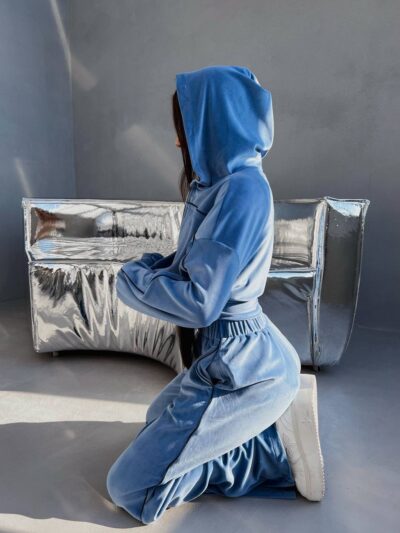 Велюровий жіночий костюм чорного кольору з кантами