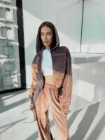 Велюровий жіночий костюм коричневого кольору з кантом