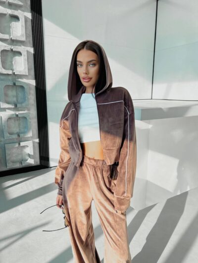 Велюровий жіночий костюм коричневого кольору з кантом