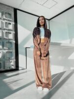 Велюровий жіночий костюм коричневого кольору з кантом