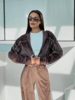 Велюровий жіночий костюм коричневого кольору з кантом