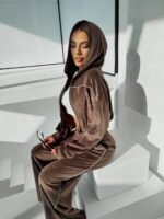 Велюровий жіночий костюм коричневого кольору з кантом