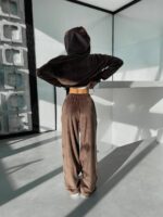 Велюровий жіночий костюм коричневого кольору з кантом