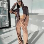 Велюровий жіночий костюм коричневого кольору з кантом