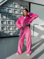 Велюровий жіночий костюм малинового кольору з кантом