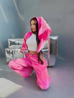 Велюровий жіночий костюм малинового кольору з кантом