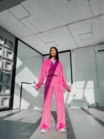 Велюровий жіночий костюм малинового кольору з кантом