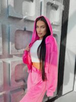 Велюровий жіночий костюм малинового кольору з кантом