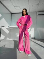 Велюровий жіночий костюм малинового кольору з кантом