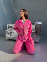 Велюровий жіночий костюм малинового кольору з кантом