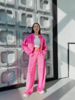 Велюровий жіночий костюм малинового кольору з кантом