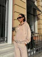 Жіночий велюровий костюм бежевого кольору М504