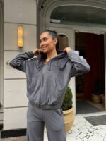 Жіночий велюровий костюм графітового кольору М504